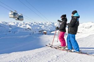 Skieurs avec vue sur le télécabine Funitel de Val Thorens