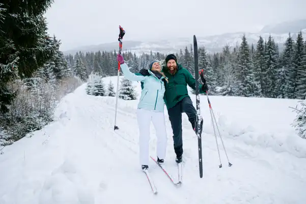 Couple avec ski de fond