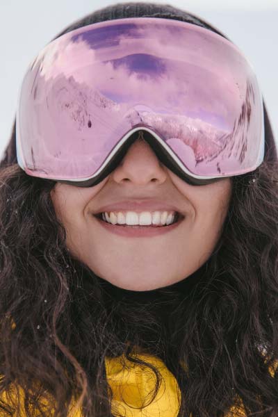 Portrait de femme avec masque de ski