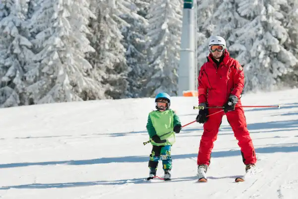 Moniteur de ski avec enfant