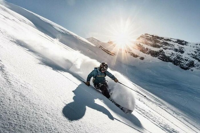 Skieur hors piste soleil levant